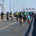 La cola del grupo subiendo el puente / FOTO: Eulogio García