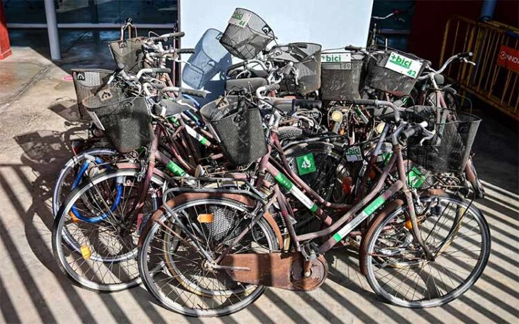 Bicis abandonadas junto a la terminal marítima de la capital / FOTO: Eulogio García