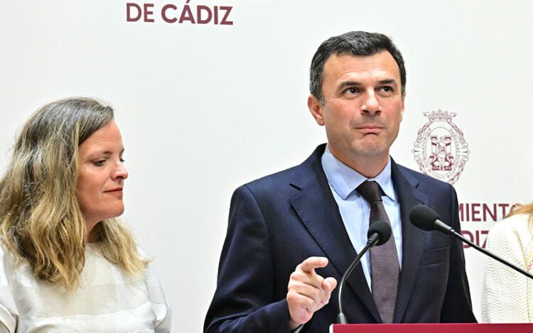 González junto al alcalde en una reciente rueda de prensa / FOTO: Eulogio García