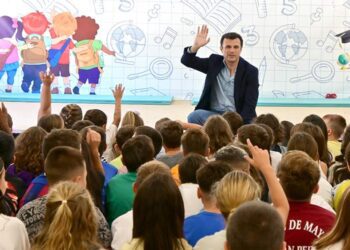 El alcalde estrenaba el curso días atrás en el colegio Fermín Salvochea / FOTO: Eulogio García