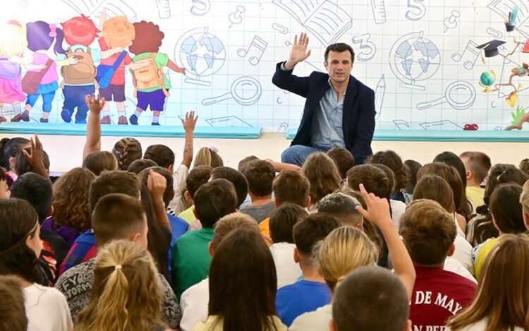 El alcalde estrenaba el curso días atrás en el colegio Fermín Salvochea / FOTO: Eulogio García