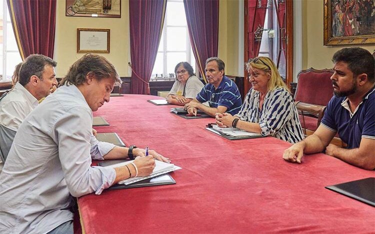 Reunión entre la asociación y el alcalde celebrada en julio / FOTO: Ayto.