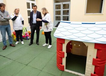 Un momento de la visita del alcalde a la escuela el pasado marzo / FOTO: Ayto.