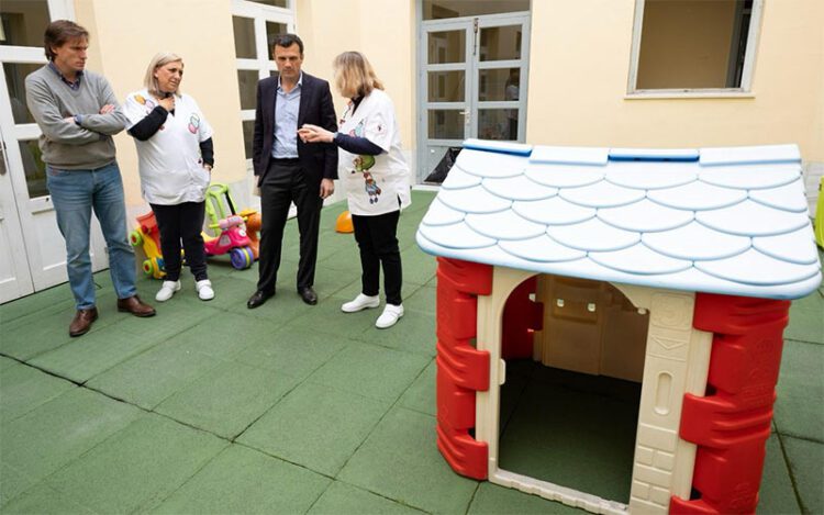 Un momento de la visita del alcalde a la escuela el pasado marzo / FOTO: Ayto.