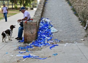 Restos de la inauguración de Cádiz Fenicia todavía en la zona de Puertas de Tierra / FOTO: Eulogio García