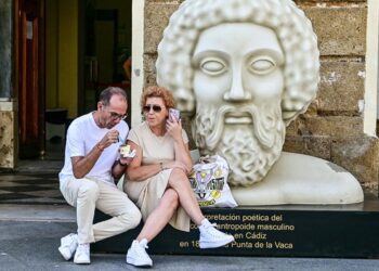 Una pareja se acomoda en uno de los monumentos efímeros de la celebración / FOTO: Eulogio García