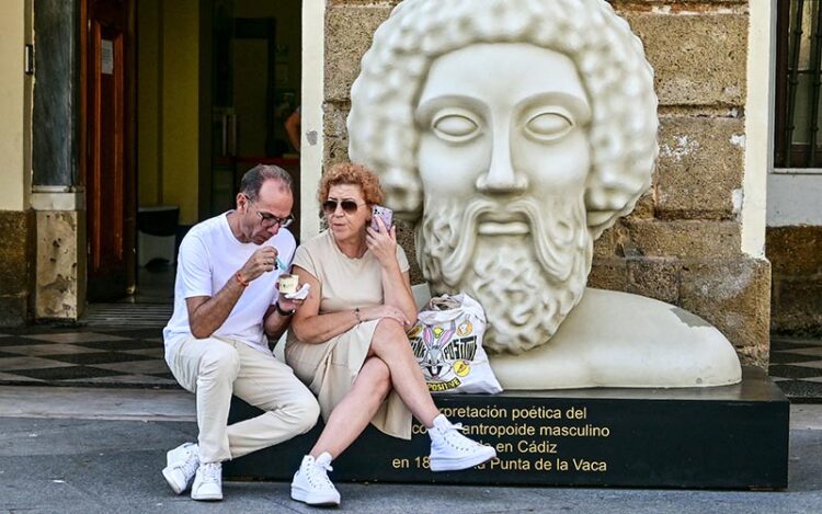 Una pareja se acomoda en uno de los monumentos efímeros de la celebración / FOTO: Eulogio García