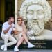 Una pareja se acomoda en uno de los monumentos efímeros de la celebración / FOTO: Eulogio García