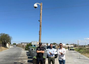 Los concejales Alegre y Garay posando junto a la zona de contenedores ahora vigilada / FOTO: Ayto.