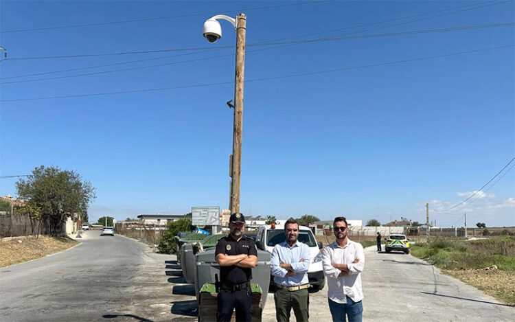 Los concejales Alegre y Garay posando junto a la zona de contenedores ahora vigilada / FOTO: Ayto.