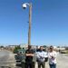 Los concejales Alegre y Garay posando junto a la zona de contenedores ahora vigilada / FOTO: Ayto.