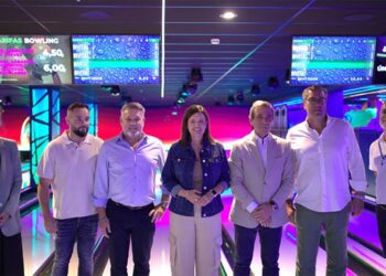 Posado inaugural junto a la pista de bolos / FOTO: Bahía Sur