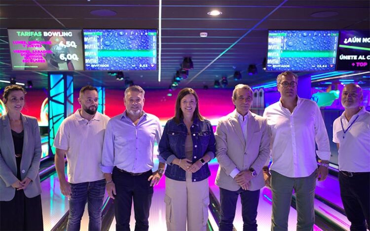 Posado inaugural junto a la pista de bolos / FOTO: Bahía Sur