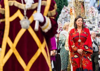 La alcaldesa participando en la procesión del Día del Carmen / FOTO: Ayto.