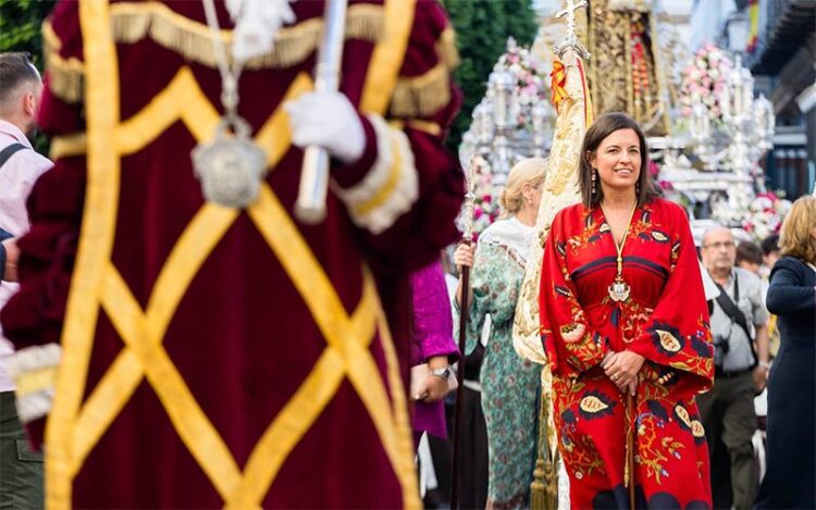 La alcaldesa participando en la procesión del Día del Carmen / FOTO: Ayto.