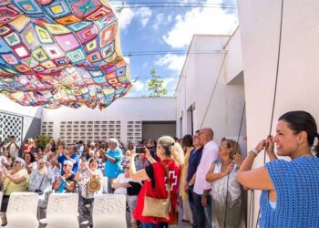 Cavada participando en el acto de inauguración del toldo / FOTO: Ayto.