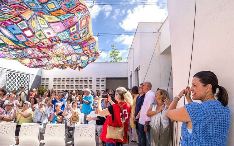 Cavada participando en el acto de inauguración del toldo / FOTO: Ayto.