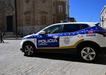 Patrullero vigilante en la plaza de la Catedral / FOTO: Eulogio García