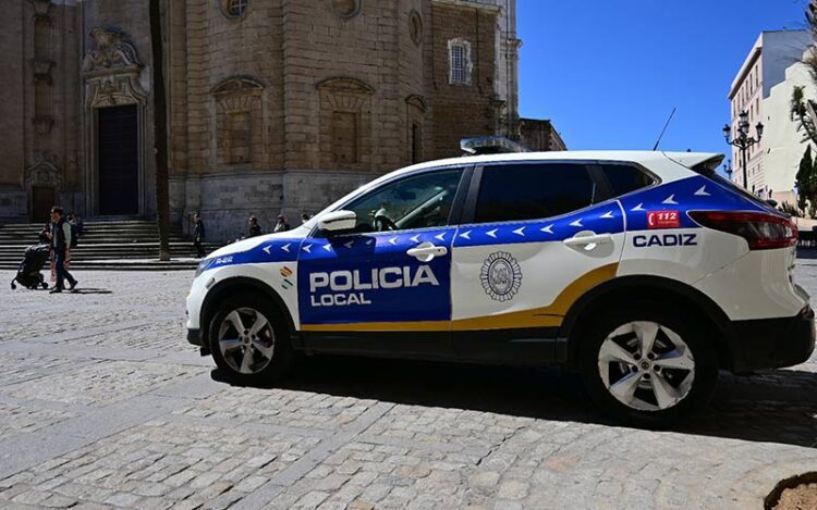 Patrullero vigilante en la plaza de la Catedral / FOTO: Eulogio García