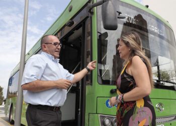 La edil de Movilidad junto a uno de los buses urbanos / FOTO: Ayto.