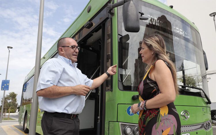 La edil de Movilidad junto a uno de los buses urbanos / FOTO: Ayto.