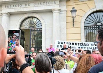 Los abogados explican el acuerdo a la prensa y concentrados / FOTO: Eulogio García