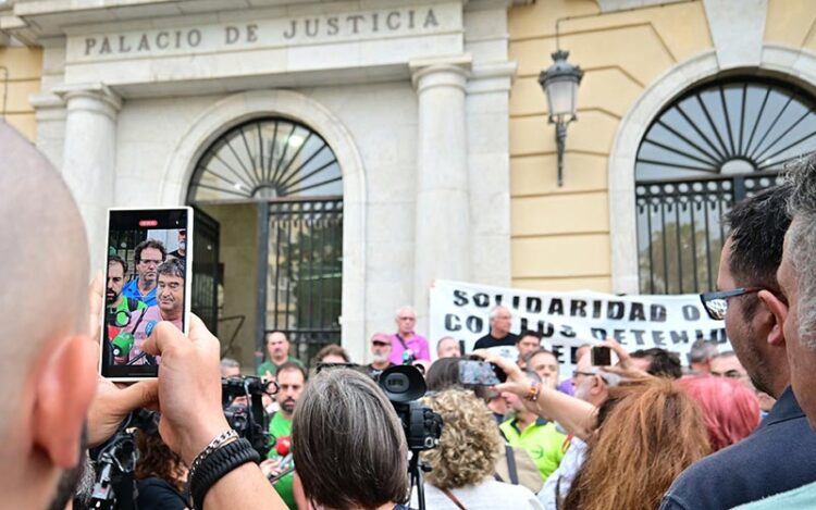 Los abogados explican el acuerdo a la prensa y concentrados / FOTO: Eulogio García