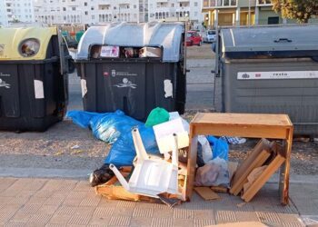 Bombos llenos e incivismo, en Valdelagrana / FOTO: Flave