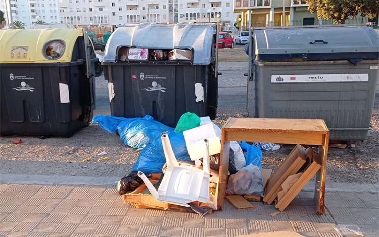 Bombos llenos e incivismo, en Valdelagrana / FOTO: Flave