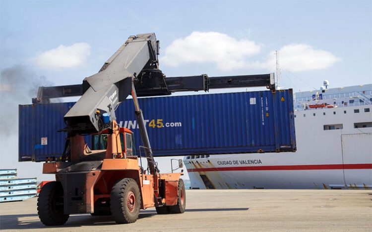 Trasiego de contenedores en el puerto gaditano / FOTO: APBC