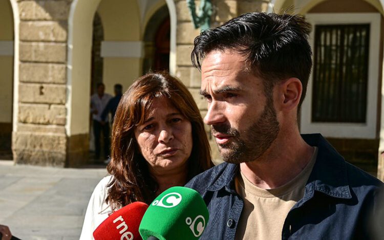 Fernández y De la Cruz atendiendo a la prensa / FOTO: Eulogio García