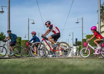 La marcha ciclista cruzando la calle Real / FOTO: Ayto.