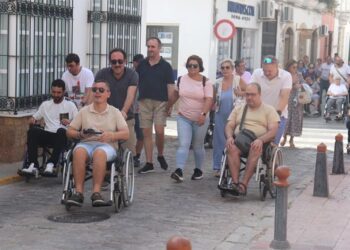 Experimentando la vida en silla de ruedas por el centro de la Villa / FOTO: Ayto.