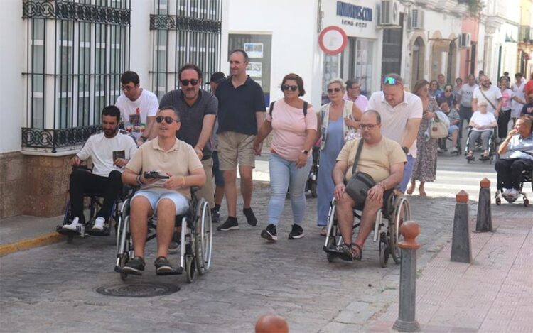 Experimentando la vida en silla de ruedas por el centro de la Villa / FOTO: Ayto.