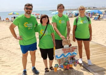 Miembros del partido verde junto a uno de los ‘portacolilleros’ / Equo