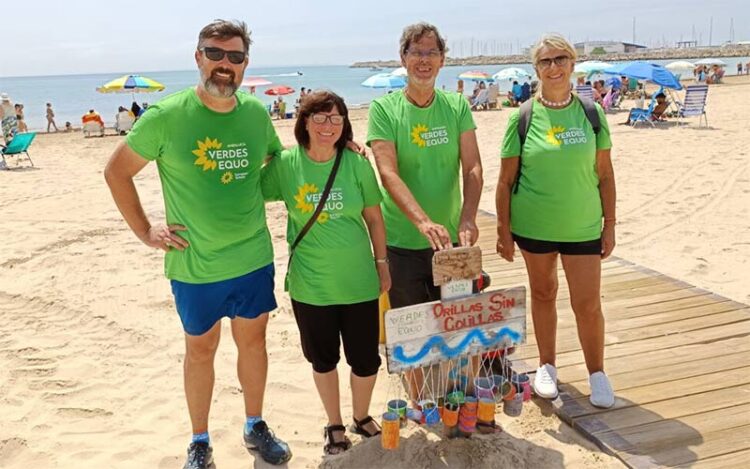 Miembros del partido verde junto a uno de los ‘portacolilleros’ / Equo