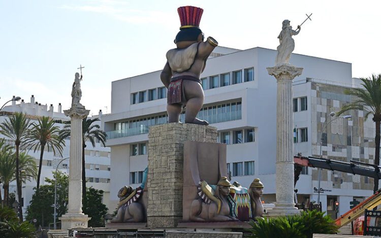 Trasera del monumento colocado en la Puerta de Tierra / FOTO: Eulogio García