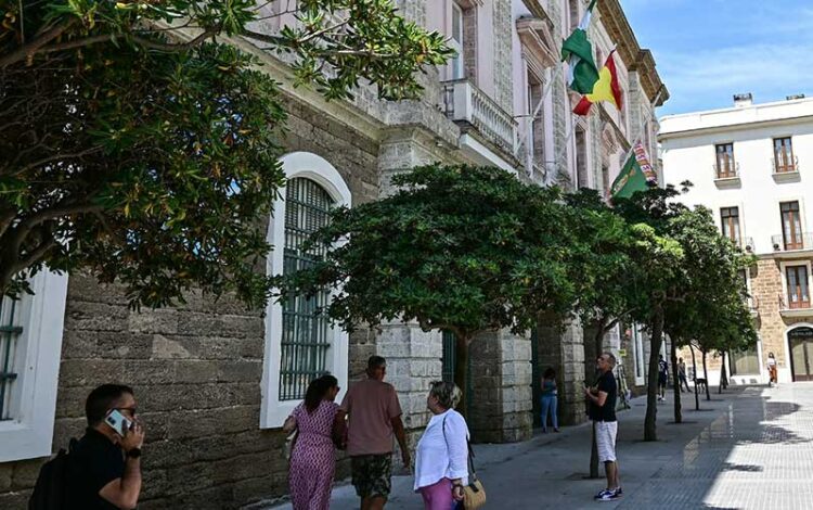 Entrada principal al Palacio Provincial de la Diputación / FOTO: Eulogio García