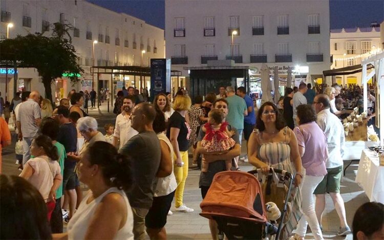 Paseando por el centro durante la Noche Blanca / FOTO: Ayto.