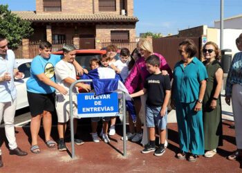 Desvelando la placa que bautiza a la zona reurbanizada / FOTO: Ayto.