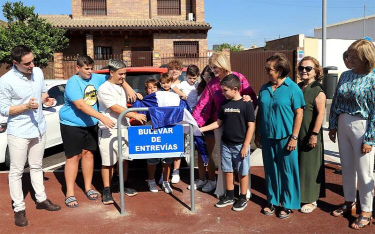 Desvelando la placa que bautiza a la zona reurbanizada / FOTO: Ayto.