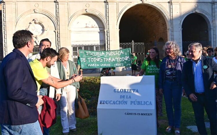 Momentos de posado junto al monolito / FOTO: Eulogio García