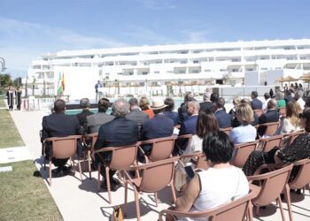 Un momento del acto inaugural junto a la piscina del complejo / FOTO: Ayto.