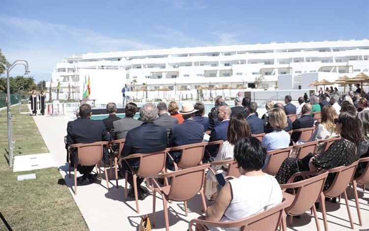 Un momento del acto inaugural junto a la piscina del complejo / FOTO: Ayto.