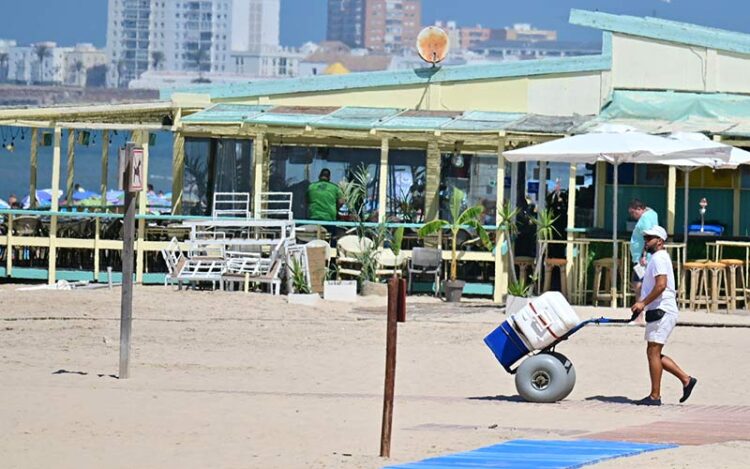 Trabajando en la playa / FOTO: Eulogio García