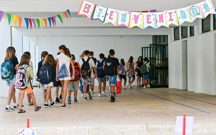 Alumnos a las puertas del Fermín Salvochea de Cádiz / FOTO: Eulogio García