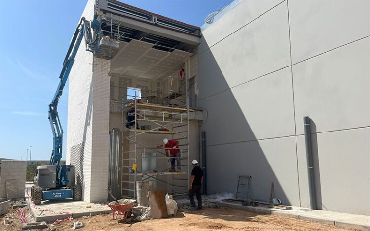 Actuando en el exterior del nuevo edificio / FOTO: Ayto.