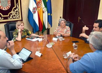 La alcaldesa reunida con la asociación de Reyes Magos / FOTO: Ayto.