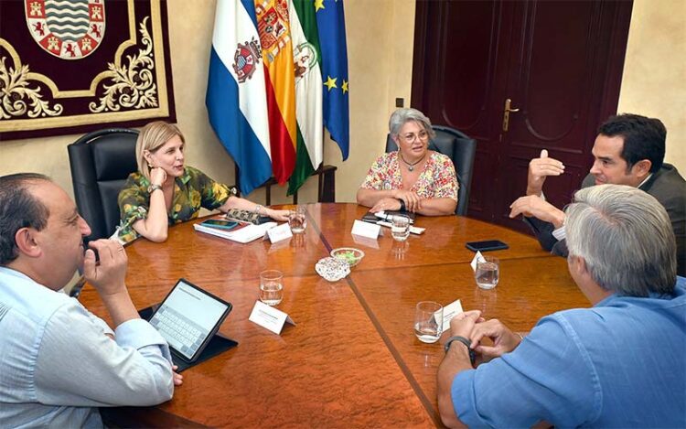 La alcaldesa reunida con la asociación de Reyes Magos / FOTO: Ayto.