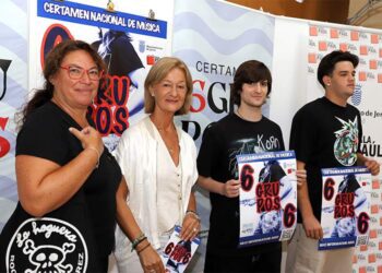 Presentando el cartel del concurso junto a los últimos ganadores / FOTO: Ayto.